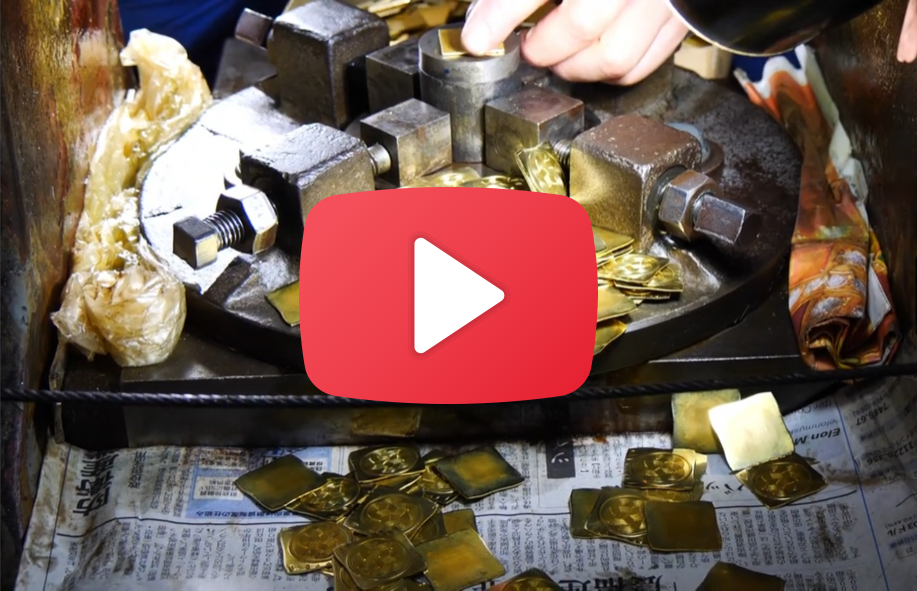 真鍮の板からコインを大量生産する生産工程
